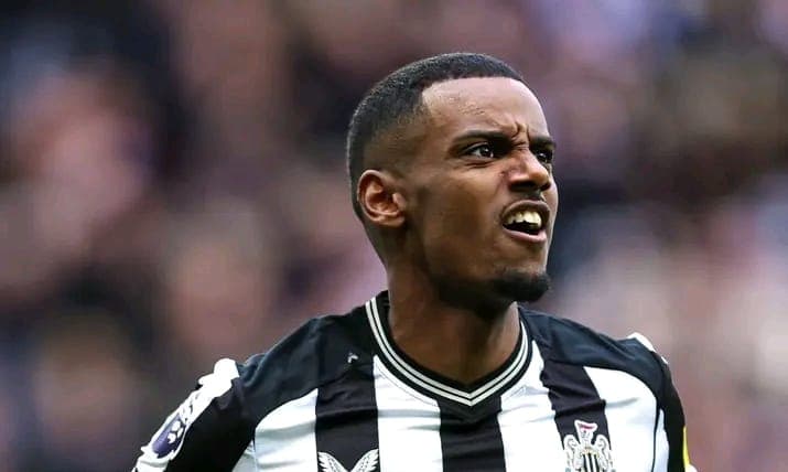 Alexander Isak Puts Arsenal on Alert as Contract Talks Stall with Newcastle