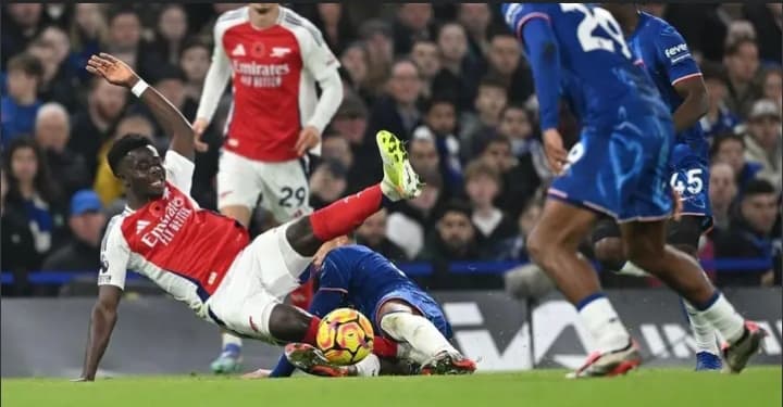 Arsenal Suffer Bukayo Saka Injury Blow as Forward Limps Off vs Chelsea