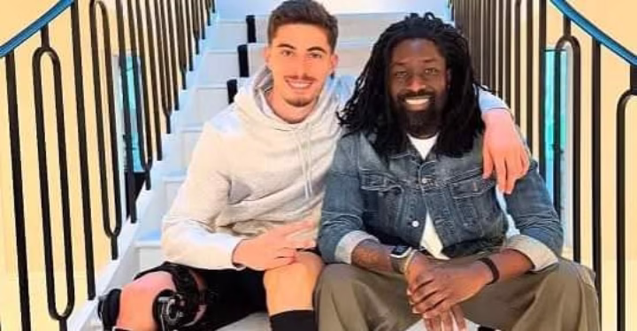 Kai Havertz spotted for the first time since starting injury rehab, poses in a knee brace
