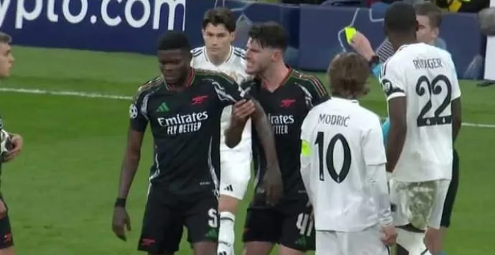 Declan Rice Visibly furious at Partey over Late Yellow Card as Arsenal Prepares for PSG