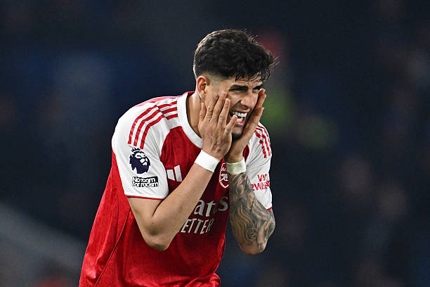 Arsenal Defender Hincapie Claps Back at Brighton Manager in Epic Moment